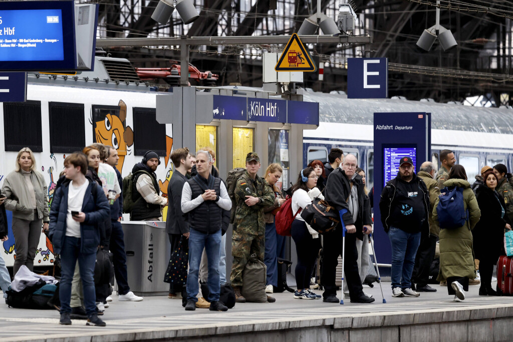 Wartende Reisende am Kölner Hauptbahnhof