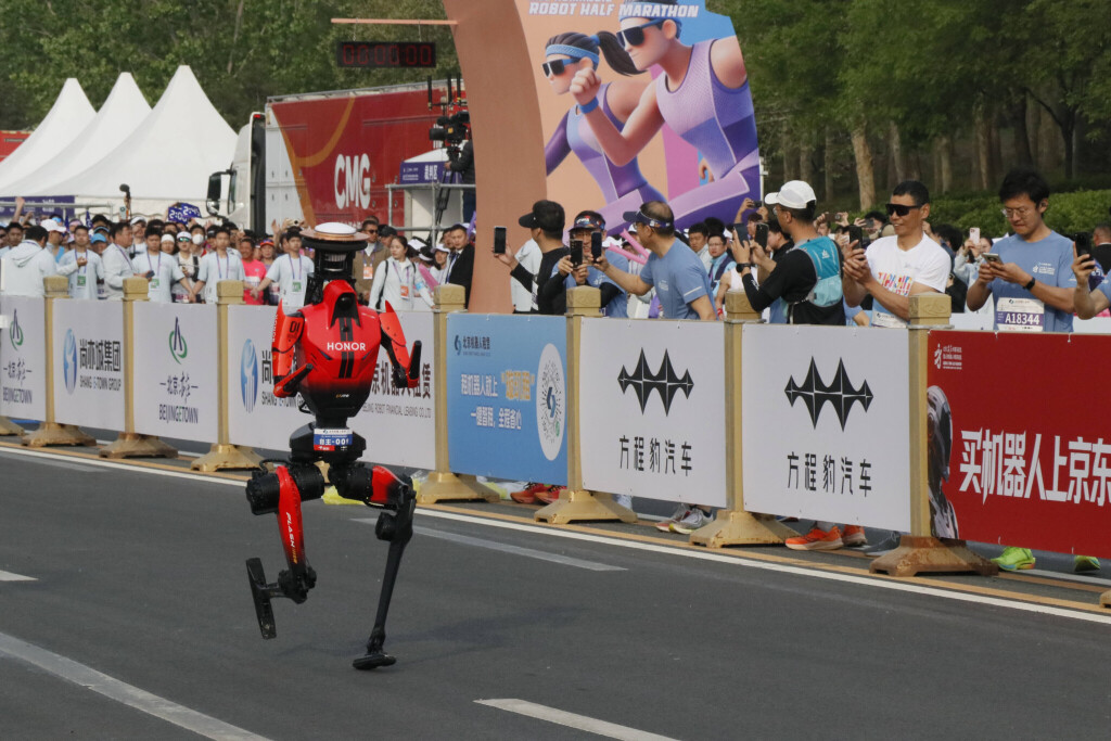 Robot Humanoid Finis Half Marathon Paling Cepat Hanya 50 Menit 3 Robot Humanoid Finis Half Marathon Paling Cepat Hanya 50 Menit