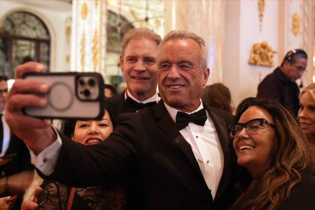 Robert F. Kennedy Jr. macht ein Selfie bei einer Gala. Er ist Donald Trumps Wunschkandidat für das Amt des neuen US-Gesundheitsministers.